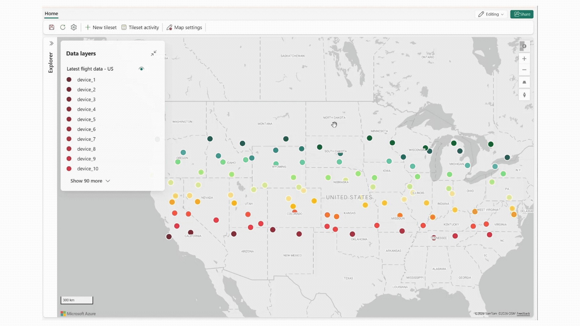 Animated demonstration of Fabric Maps displaying a real-time updating polygon layer across a US map. The map shows colored points representing flight data points distributed throughout the United States. As new data arrives, the points change color and shift position, refreshing every 5 seconds. The layer configuration panel is visible on the left sidebar. This animation illustrates how live Kusto data continuously flows into and updates map visualizations.