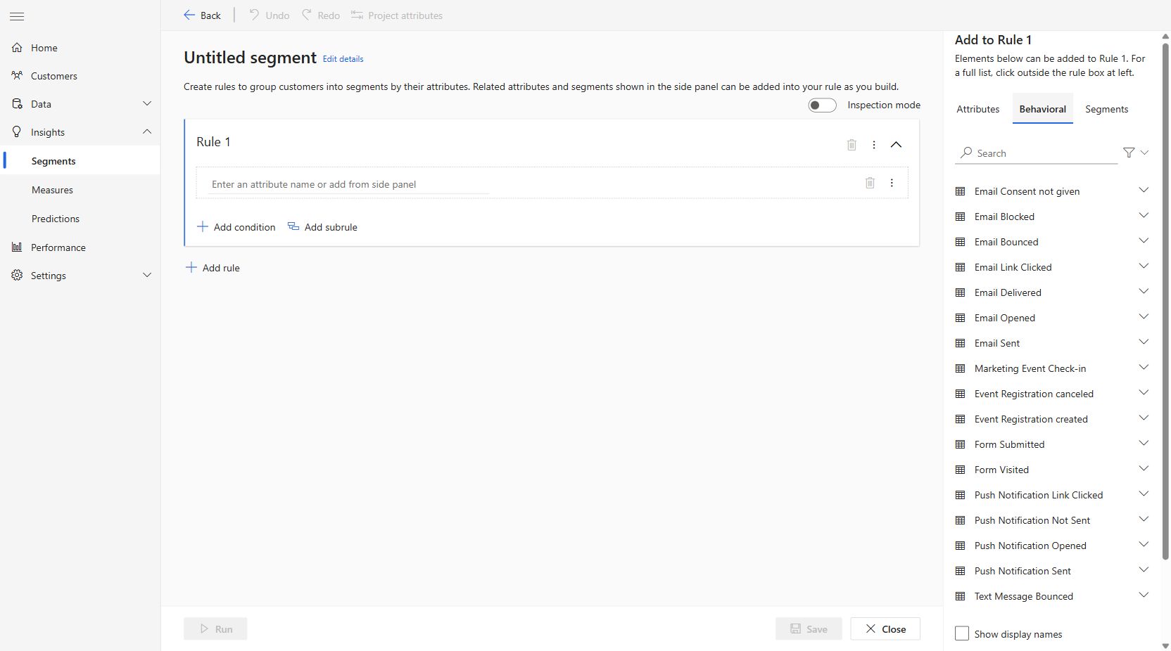 Skærmbilledet af fanen Funktionsmåde i sidepanelet i segmentgeneratoren, der viser en komplet liste over Customer Insights - Journeys interaktionstyper, f.eks. Mail åbnet, Sendt mail, Sendt formular m.