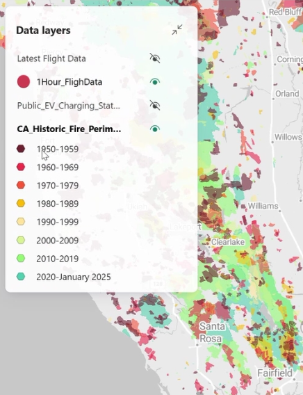Et screenshot, der viser et Fabric Maps-lagindstillingspanel, der viser farve-efter-kategori datadrevne stileringsmuligheder. En dropdown-menu viser kategorinavne med farveprøver, fra mørkerød til lilla til turkis. Hver kategori har en tilknyttet farve, der bruges til at differentiere forskellige værdier på kortlegenden. Panelet demonstrerer tilpassede farver for individuelle kategorier i geografisk datavisualisering.