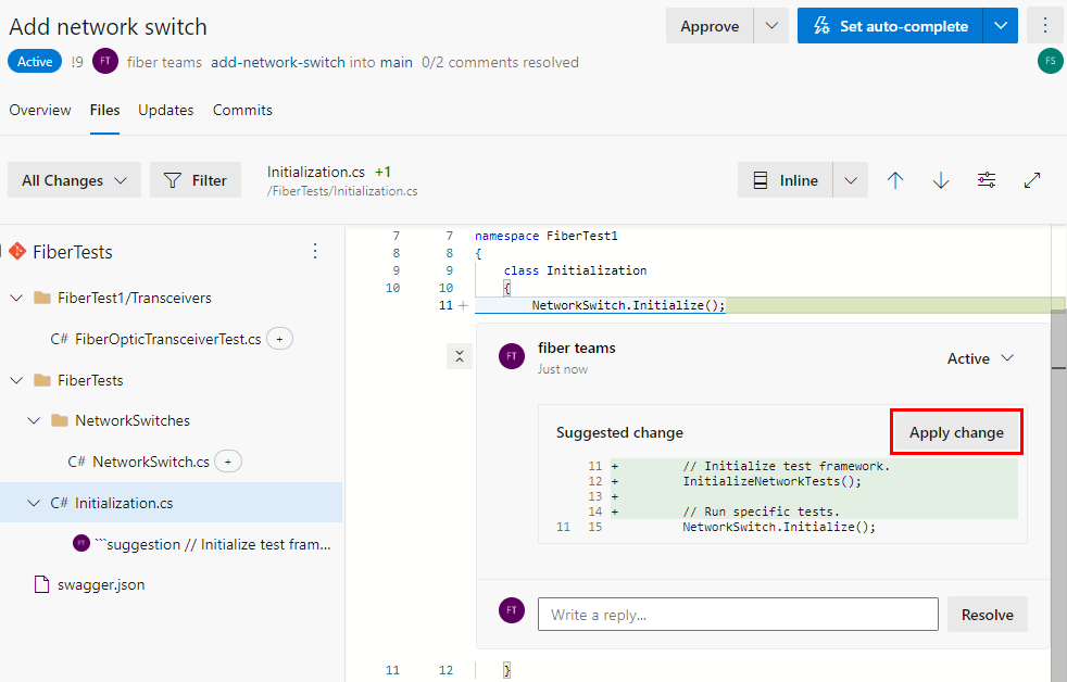 Screenshot, der zeigt, wie eine vorgeschlagene Änderung auf der Registerkarte „Dateien“ einer Azure Repos PR akzeptiert wird.