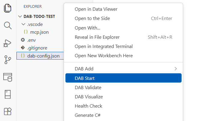 Captura de pantalla del comando Inicio de DAB que inicia el entorno de ejecución del Generador de API de datos desde Visual Studio Code.