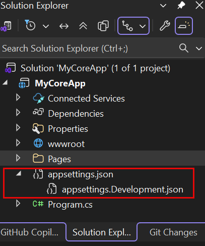 Captura de pantalla en la que se muestra appsettings.json seleccionado y expandido, que expone appsettings.Development.json, en el Explorador de soluciones en Visual&nbsp;Studio.