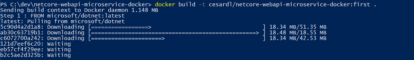 Schermata che mostra l'output della console del comando docker build.