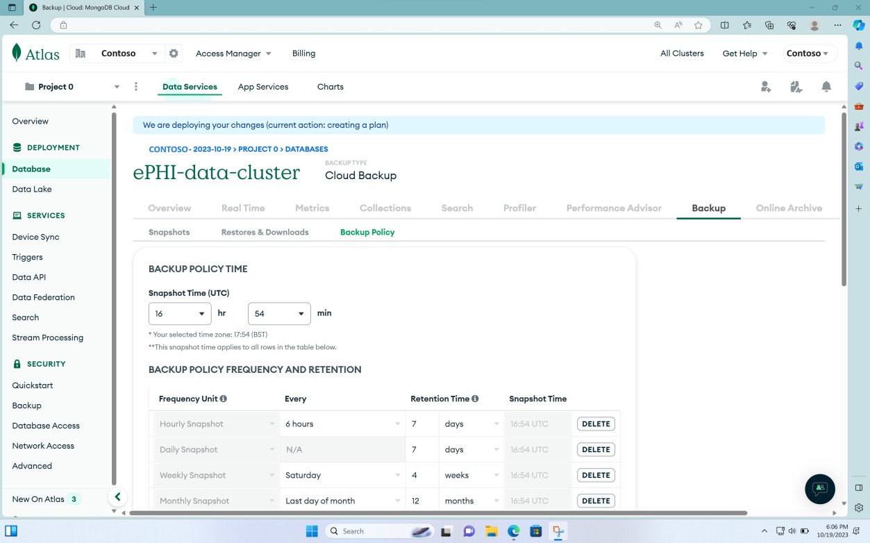 Pagina Di MongoDB Cloud Data Services con le impostazioni di tempo, frequenza e conservazione dei criteri di backup del cluster di dati ePHI.