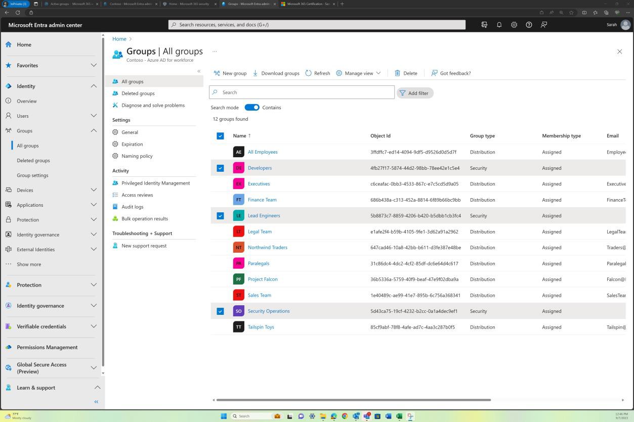 Interfaccia di amministrazione di Microsoft Entra gruppi, tutti i gruppi che mostrano 12 gruppi e 3 selezionati.