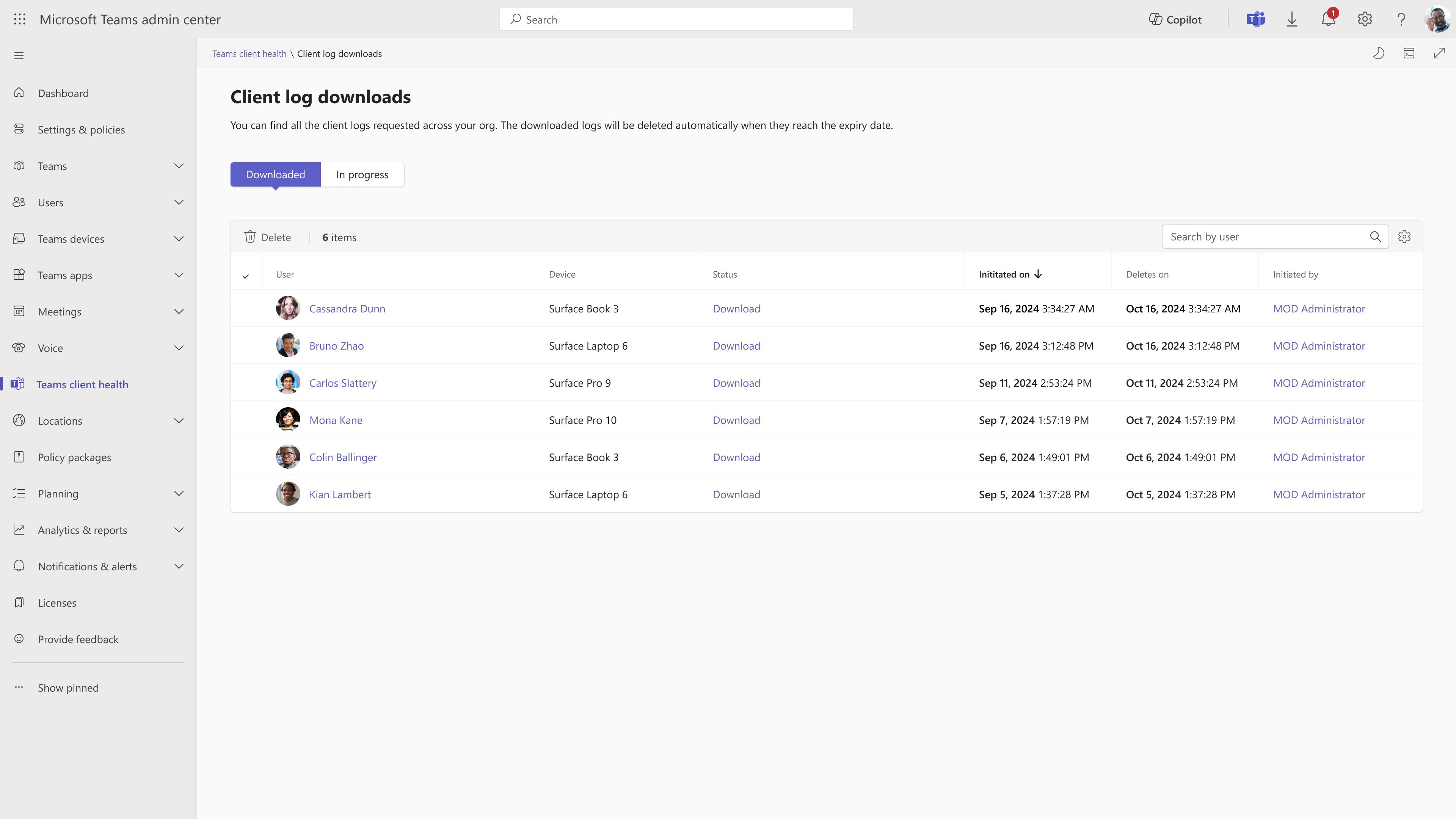 Screenshot della pagina di download dei log che mostra i log pronti per il download e un'altra scheda che mostra i log con la richiesta in corso