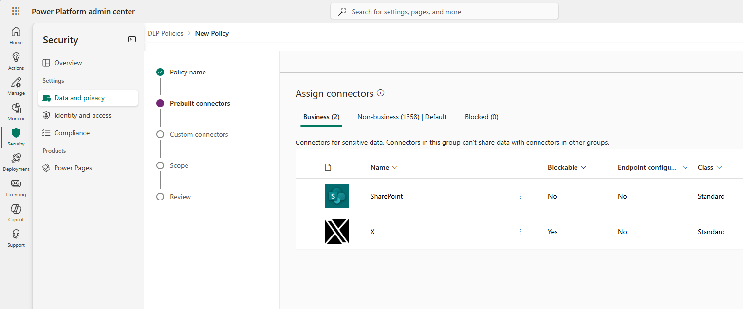 Screenshot della pagina Criteri dati dell'interfaccia di amministrazione di Microsoft Power Platform nel passaggio di assegnazione dei connettori che mostra i connettori di X e SharePoint.