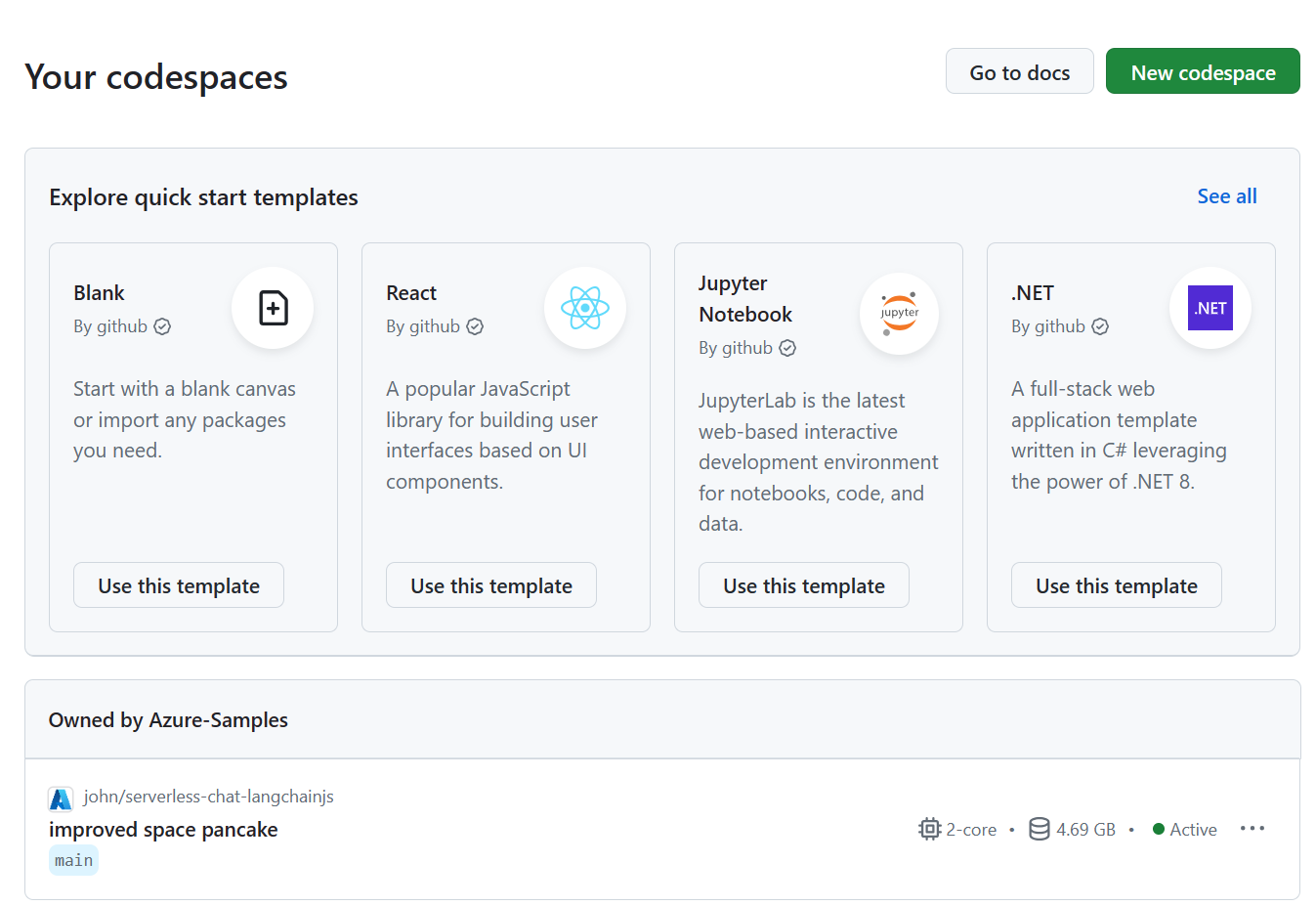 状態とテンプレートを含むすべての実行中の Codespace のスクリーンショット。