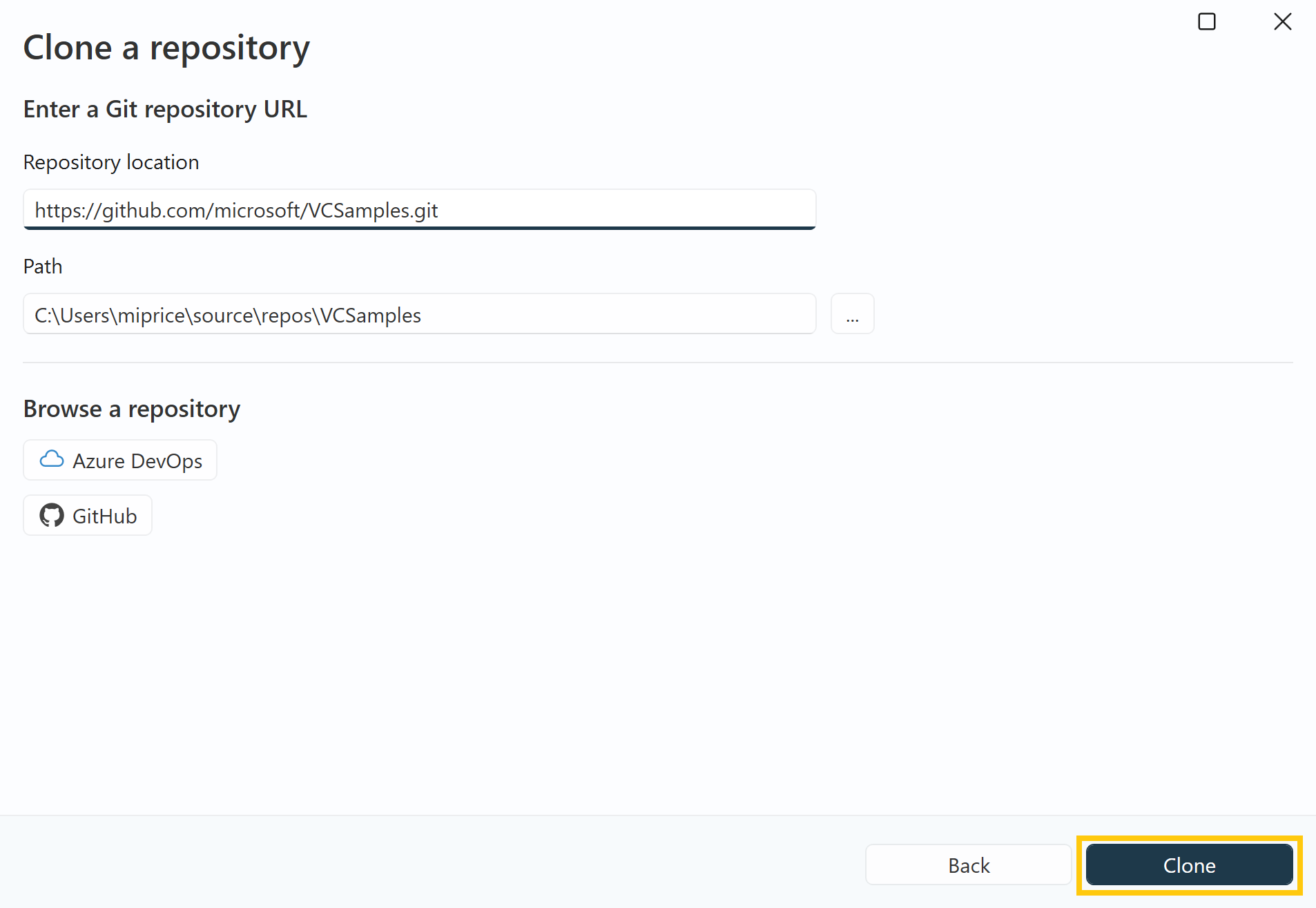 必要なフィールドが入力され、[Clone]\(複製\) ボタンが強調表示された [Visual Studio Clone a repository]\(リポジトリの複製\) ウィンドウのスクリーンショット。
