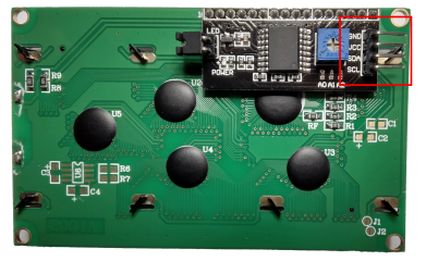 Uma imagem da parte de trás do display de caracteres, incluindo o expansor de GPIO I2C.