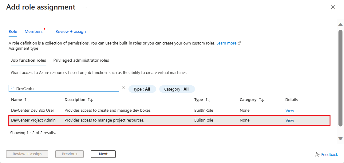 Captura de ecrã do painel Adicionar atribuição de função com a função de Administrador de Projeto do DevCenter selecionada no portal do Azure.