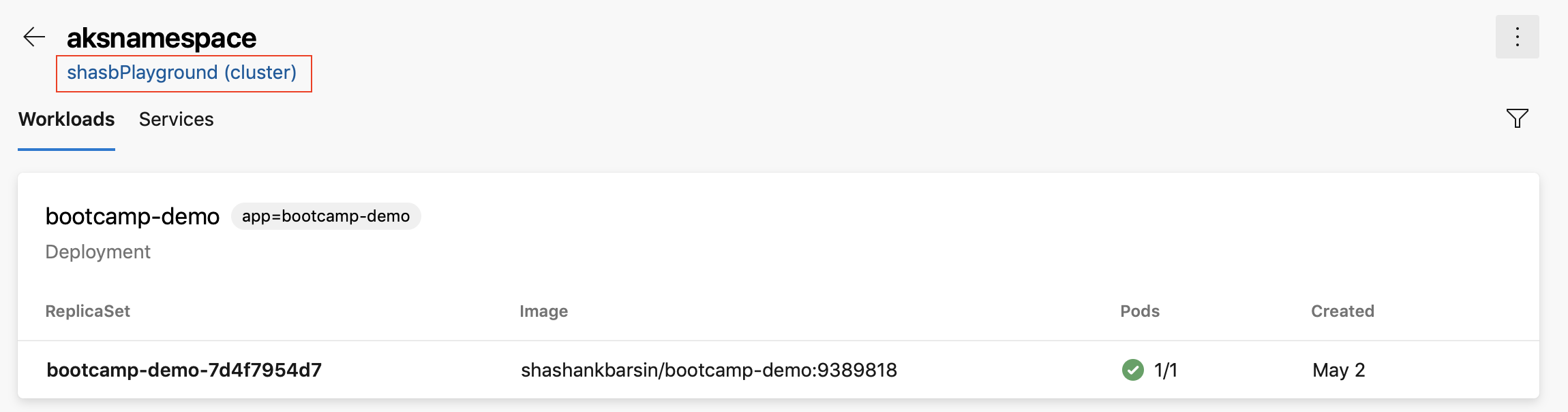 Captura de ecrã da vista de recursos do ambiente do Kubernetes, com o link do Cluster do Azure Kubernetes Service destacado.