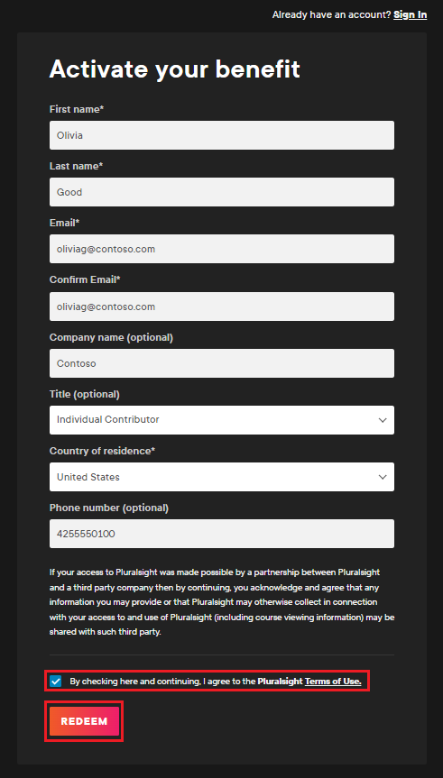 Captura de ecrã do formulário de registo da Pluralsight, com a caixa de verificação dos termos de utilização selecionada e o botão Resgatar realçado.
